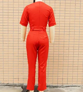 Detailansicht der Rückseite eines roten Damen-Overalls mit kurzen Ärmeln und Gürtel, schmale Passform