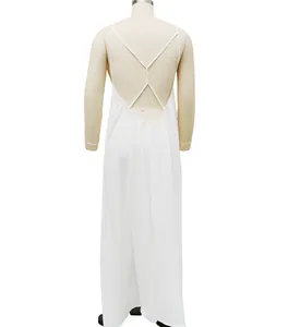 Vista posterior de vestido maxi blanco sin espalda con tirantes cruzados para la playa