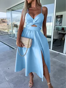 Hellblaues Maxikleid mit Beinschlitz und Taillenausschnitt in der eleganten Gesamtansicht