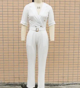 Vollansicht eines eleganten weißen Jumpsuits mit Anzugkragen auf einer Schneiderpuppe