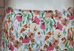 Dettaglio della cerniera invisibile su abito slim fit con stampa floreale rosa