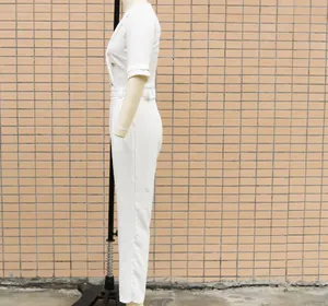 Seitenansicht eines eleganten weißen Jumpsuits mit schmaler Passform und Reverskragen