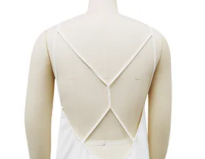 Detalle de vestido de verano blanco sin espalda con elegante diseño de tirantes.