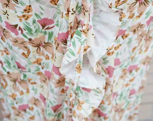 Dettaglio della stampa floreale con delicati bordi a balze su un vestito