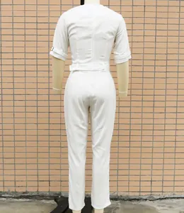 Rückansicht eines eleganten weißen, figurbetonten Kurzarm-Jumpsuits für Damen