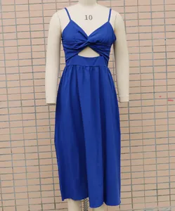 Elegantes blaues Midi-Trägerkleid mit modischem Twist-Knoten-Ausschnitt
