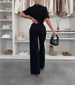Eleganter schwarzer Kurzarm-Jumpsuit mit Hemdkragen und Taillengürtel für Damen.