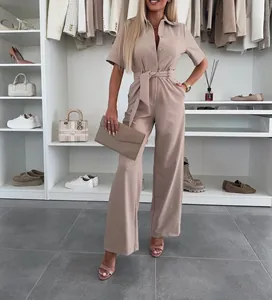 Eleganter beiger Kurzarm-Jumpsuit mit Hemdkragen, weitem Bein und Bindegürtel-Detail