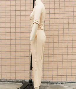 Detaillierte Seitenansicht eines schicken, schmal geschnittenen Jumpsuits mit Revers in Beige