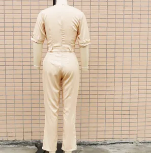 Detaillierte Rückansicht eines beigefarbenen, schlanken Jumpsuits mit verstellbarem Gürtel