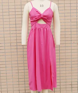 Vorderansicht eines rosa ärmellosen Kleides mit Ausschnitt und hohem Schlitz.