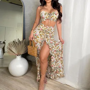 Elegante completo due pezzi floreale con crop top arricciato e gonna con spacco