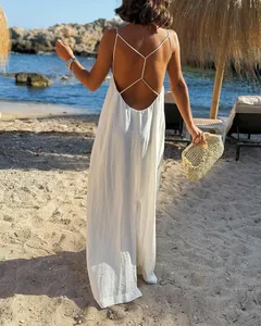 Elegante vista trasera de un vestido de playa blanco sin espalda con tirantes cruzados y holgado