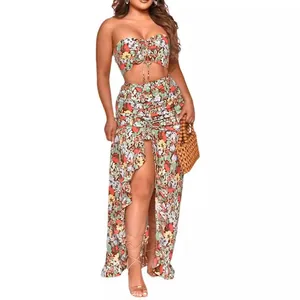 Completo due pezzi con stampa floreale, top corto senza spalline e gonna lunga con spacco