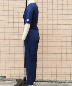 Detailseitenansicht eines schicken, schmal geschnittenen marineblauen Overalls