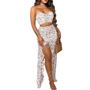 Completo sexy due pezzi a fiori con top a fascia e gonna lunga con spacco laterale.