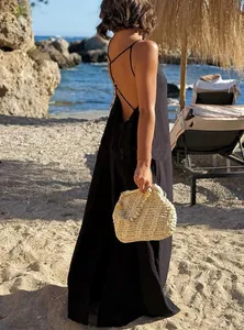 Vista detallada de la espalda de un vestido largo negro con tirantes para las vacaciones
