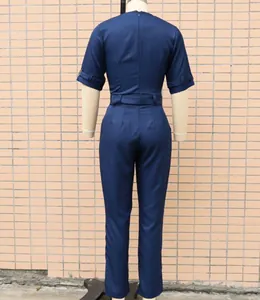 Detaillierte Rückansicht eines professionellen, marineblauen Kurzarm-Jumpsuits mit passendem Gürtel