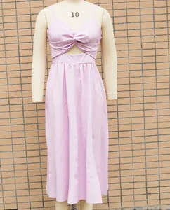 Detailansicht des modischen fliederfarbenen Trägerkleids mit Knotendetail und Cut-out-Design