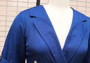 Detailaufnahme des Reverskragens und der Textur eines königsblauen Blazer-Jumpsuits
