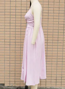 Detaillierte Seitenansicht eines eleganten rosa Maxi-Trägerkleids für Damen mit Falten