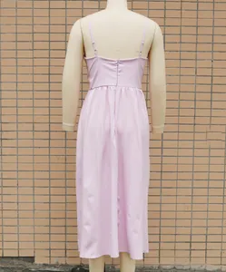 Rückendetail eines rosa Maxikleids mit Spaghettiträgern, verstellbaren Trägern und Reißverschluss.