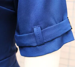 Detailansicht des königsblauen Jumpsuit-Ärmels mit Dekoband und strukturiertem Stoff
