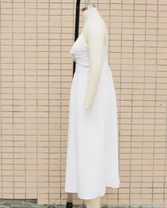 Seitenansicht eines weißen Midi-Kleides mit Spaghettiträgern und Cut-out-Detail.