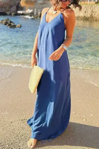 Detalle de un vestido playero largo y suelto azul con tirantes finos en modelo
