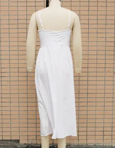 Detaillierte Rückansicht eines weißen Camisole-Maxikleides an einer Schaufensterpuppe