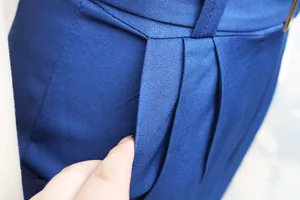 Nahaufnahme eines blauen modischen Damen-Overalls mit Stoffstruktur und Taschendetail