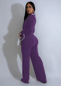 Elegante mono morado de manga larga con ribetes blancos en contraste y un ajuste ideal
