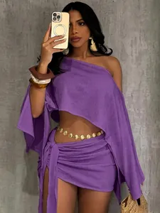 Set due pezzi viola alla moda con top scollato e minigonna a portafoglio per le vacanze
