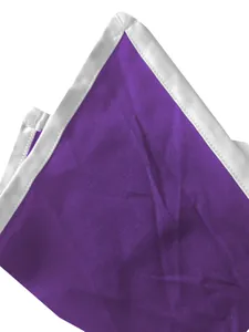 Primer plano detallado de la tela morada del mono con un ribete de satén blanco.