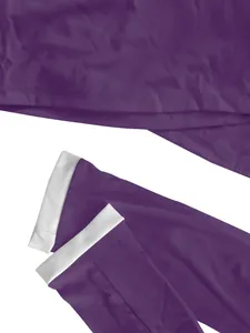 Vista detallada de las costuras y la textura de la tela morada de un mono de manga larga