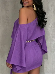 Elegante completo viola due pezzi con top monospalla e minigonna aderente da donna