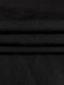 Gros plan de la texture du tissu plissé noir montrant le motif de tissage pour la robe