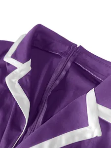 Detalle de alta calidad de mono morado con ribete blanco en contraste y cierre de cremallera.