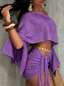 Elegante completo due pezzi viola con crop top monospalla e minigonna a portafoglio