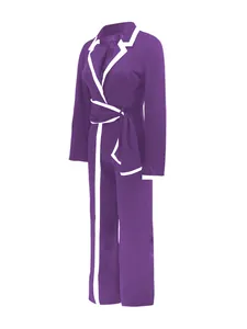 Detalle lateral de mono morado de manga larga para mujer con ribete blanco en contraste.