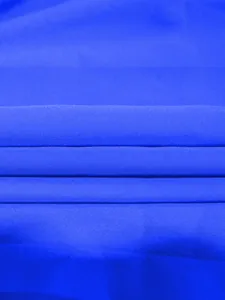 Vue détaillée de la texture du tissu plissé bleu roi élégant pour robe grande taille