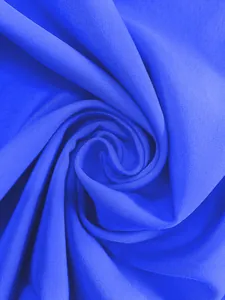 Vue macro montrant la texture fine et la couleur bleue vibrante du tissu de robe.