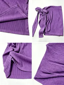 Dettaglio del tessuto plissettato viola su gonna a portafoglio e top con spalle scoperte