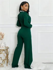 Elegante mono verde oscuro de manga larga con cuello blanco en contraste, vista trasera