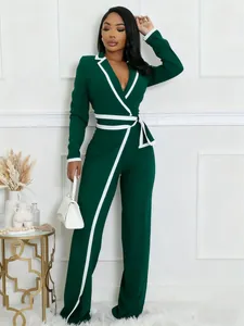 Elegante mono verde con ribetes blancos en contraste y detalle de cinturón ajustable