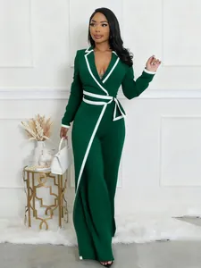 Mono elegante de manga larga verde oscuro con ribetes de contraste blancos refinados