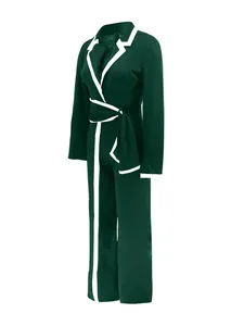 Vista lateral de elegante mono verde esmeralda con ribetes blancos en contraste