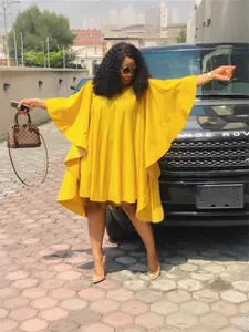 Élégante robe jaune vif grande taille à manches chauve-souris portée par un mannequin