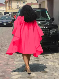 Robe plissée rose néon grande taille avec manches chauve-souris amples vue arrière