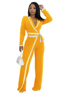 Elegante mono amarillo mostaza de manga larga con ribete blanco en contraste y cinturón